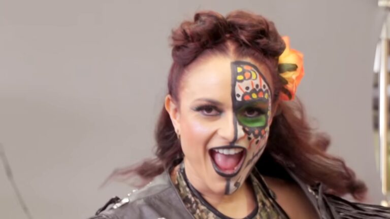 AEW & State Farm Surprise Superfan with Glam Squad Gig _ Superfan Salute 2022 3-46 screenshot